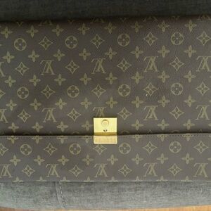 Louis Vuitton folder/case